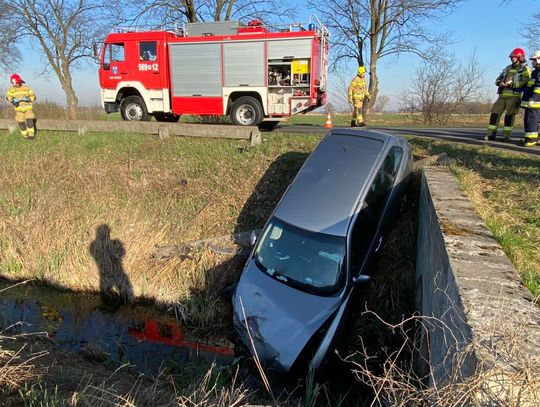 Pechowy skręt w lewo i nieudane wyprzedzanie. Auto w rowie