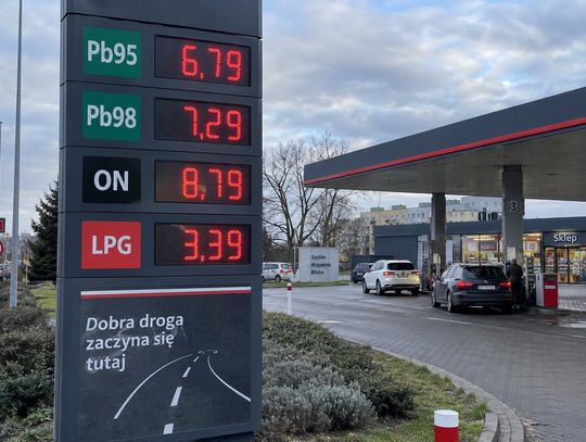 Pełny bak droższy nawet o 78 zł. Nowa prognoza cen paliw mocno uderza w kierowców
