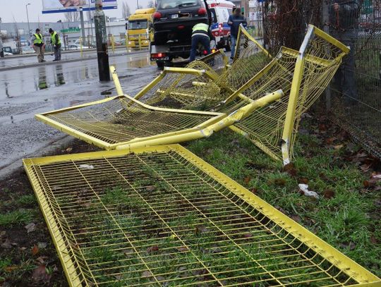 Peugeot ściął barierki. Za kierownicą 18-latek ZDJĘCIA