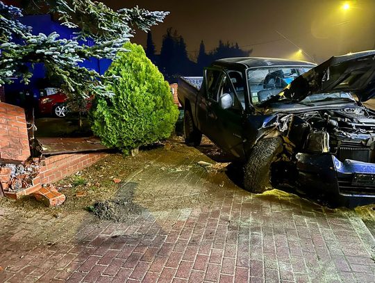 Pickupem w płot. W środku nastolatkowie