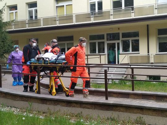 Pierwsi pacjenci bez koronawirusa opuszczają szpital w Wolicy ZDJĘCIA i WIDEO