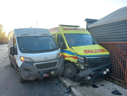 Pierwszeństwo nie zwalnia z ostrożności. Kolizja z udziałem karetki