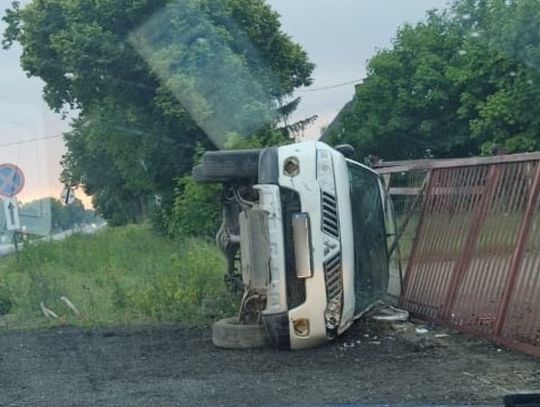 Pijani rozbili się skradzionym autem. Wcześniej splądrowali stację