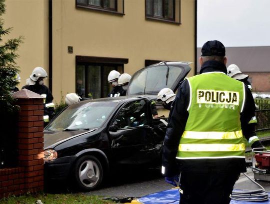 Pijany w sztok 30-latek wjechał w ogrodzenie posesji ZDJĘCIA