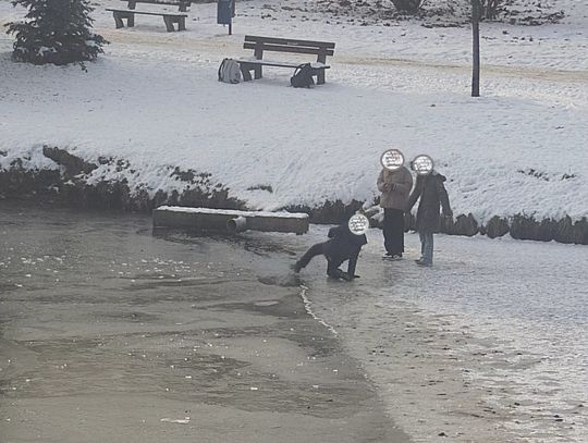 Plecaki przy ławce, dzieci na lodzie. Wezwano straż miejską