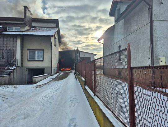 Płonie garaż. W środku butle z gazami technicznymi! Płonie garaż. W środku butle z gazami technicznymi!