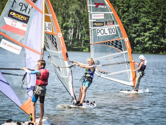 Pływali na desce z żaglem. W Szałem królował windsurfing FOTO