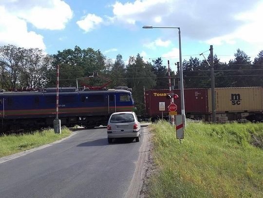 Pociąg jedzie – rogatki podniesione ZDJĘCIA