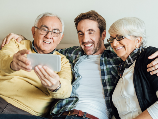 Pod jednym dachem z rodzicami. Młodzi dorośli mają powody