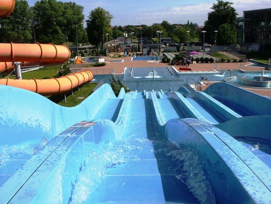 Podgrzewana woda w basenach zewnętrznych, zjeżdżalnie przetestowane, ratownicy w gotowości. Aquapark rozpoczyna letni sezon