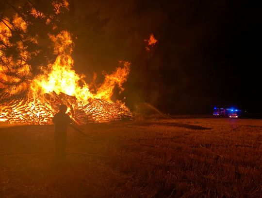 Podpalacz sprawcą potężnego pożaru? Topił się nawet asfalt! ZDJĘCIA I WIDEO