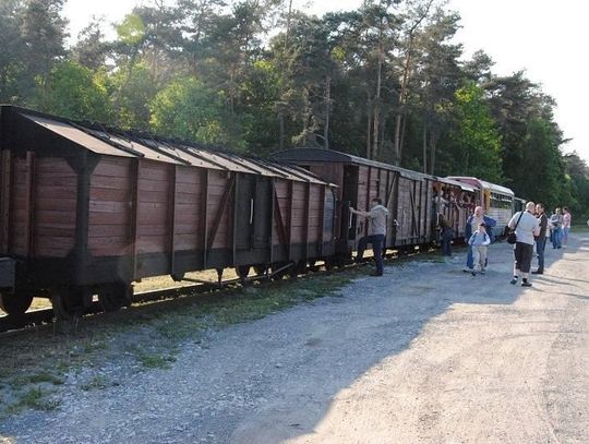 Podróż koleją wąskotorową. „Rogatek“ zachęca, by wsiąść do wehikułu czasu