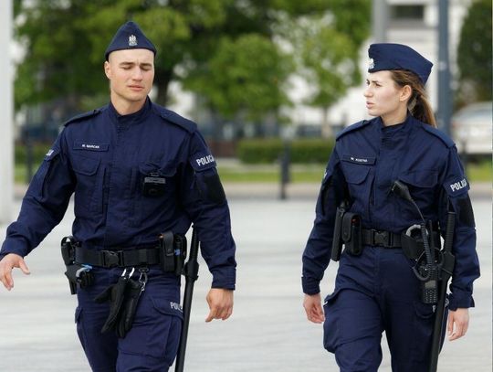 Policja łata kadrowe dziury. Argumentem są PIENĄDZE