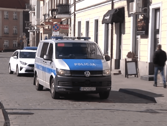 Policja wzywa przez megafon: zostańcie w domu! WIDEO