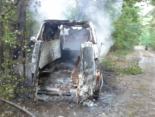 Policja znalazła właściciela rozbitego i spalonego auta ZDJĘCIA