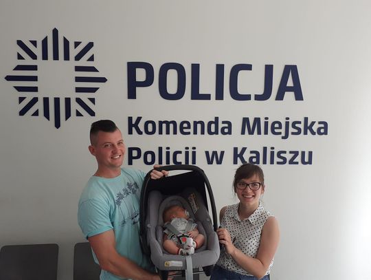 Policjanci eskortowali do szpitala rodzącą kobietę. Rodzina, już w komplecie, przyjechała im podziękować