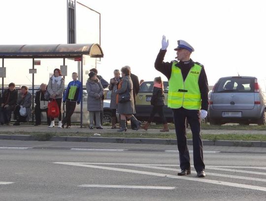 Policjanci kierują ruchem. Jak się zachować? WIDEO