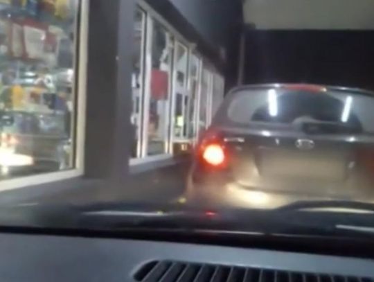 Policjanci kupili wódkę w nocnym. Jest decyzja komendanta w ich sprawie