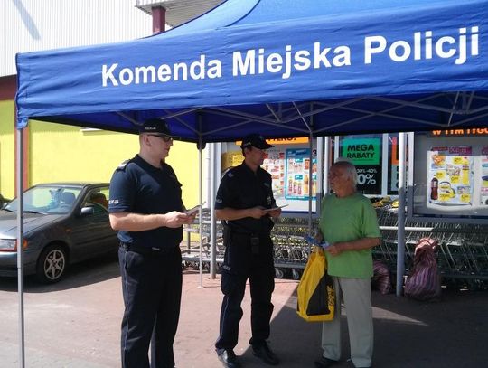 Policjanci pod marketami ostrzegają seniorów