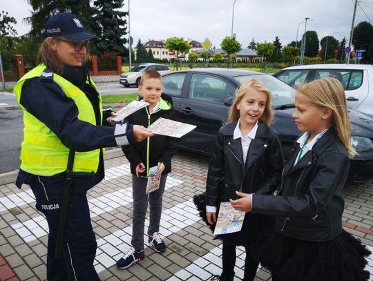 Policjanci pod szkołami. Przypominali uczniom podstawowe zasady bezpieczeństwa ZDJĘCIA