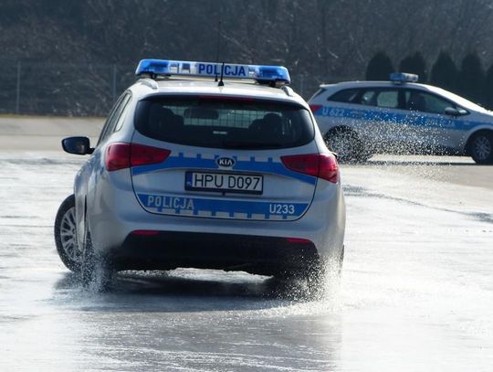 Policjanci szkolili się na płycie poślizgowej ZDJĘCIA i WIDEO