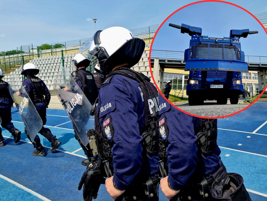 Policjanci z 7 komend. „Ubrani w kamizelki przeciwuderzeniowe, kaski, tarcze”