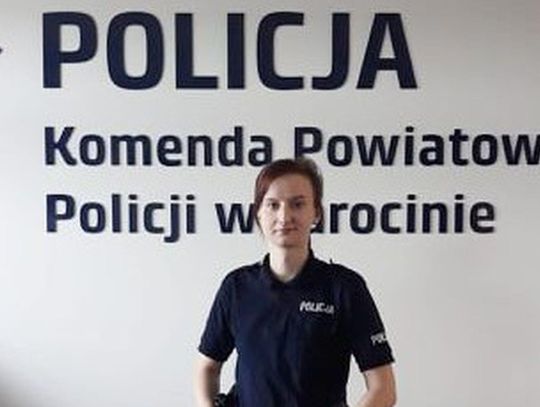 Policjantka weszła do płonącego budynku i wyprowadziła z niego dwie starsze osoby