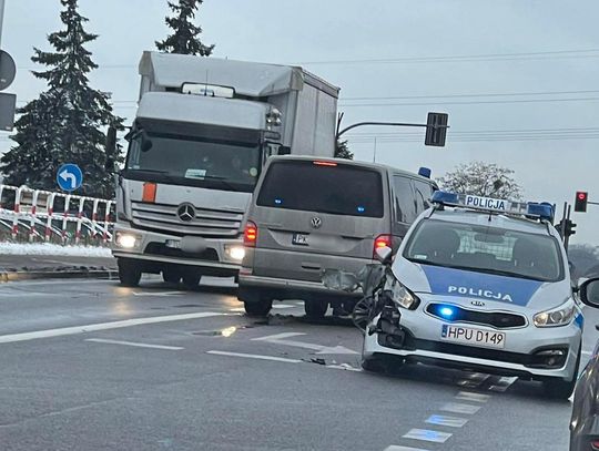 Policyjny pościg za kierowcą busa! Mężczyzna uszkodził 3 samochody, w tym radiowóz