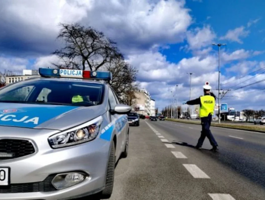 Policyjny pościg w Wielką Sobotę. Kierowca wpadł pod domem