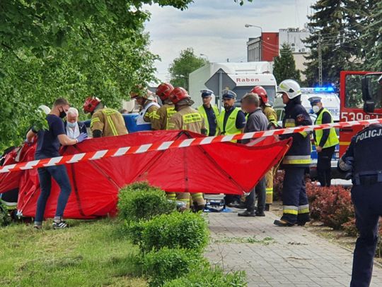 Policyjny pościg zakończony wypadkiem. Samochód roztrzaskał się na drzewie! ZDJĘCIA