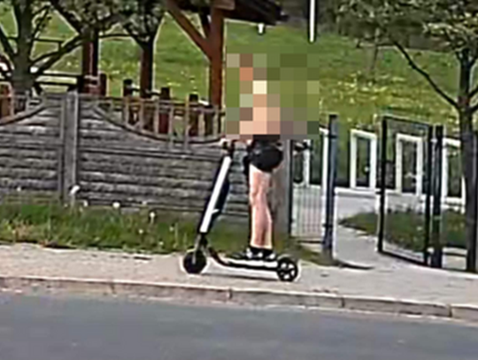 Półnagi na hulajnodze. Policja ruszyła za nim