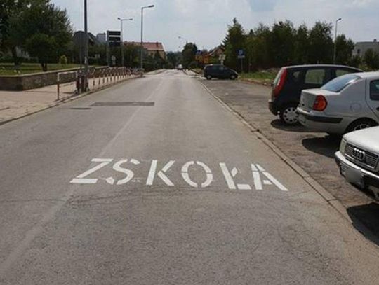Polonista na wakacjach, a drogowcy tworzą znaki ZDJĘCIA