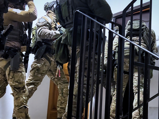 Pomagali obcokrajowcom zostać w Polsce. Zostali rozbici [FILM]