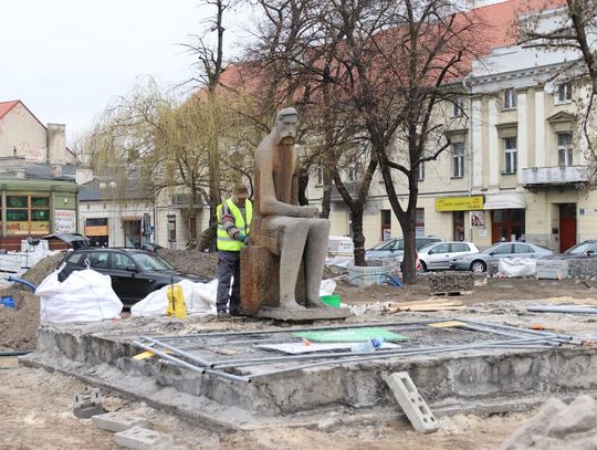 Pomnik Adama Asnyka w trakcie konserwacji ZDJĘCIA