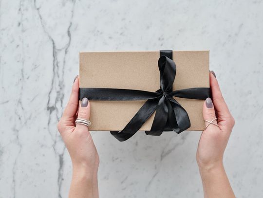 Pomysł na prezent dla brata – praktyczne inspiracje na każdą okazję