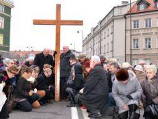 Poniosą krzyż ulicami Kalisza