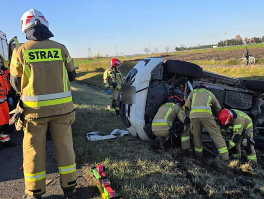 Poranny chaos na obwodnicy. Bus przewrócił się na bok ZDJECIA