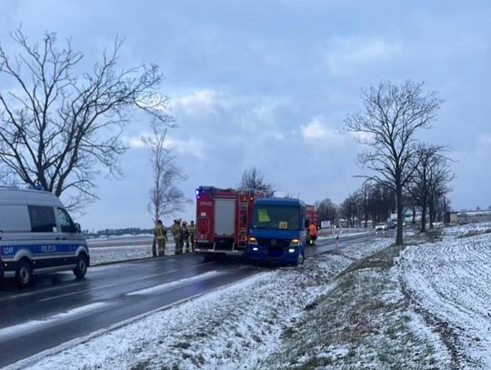 Poranny paraliż na drogach powiatu. Strażacy zahaczyli o autobus