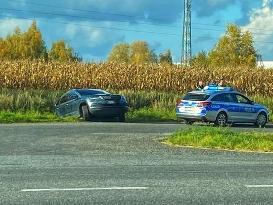 Porzucona skoda na kaliskich numerach w rowie