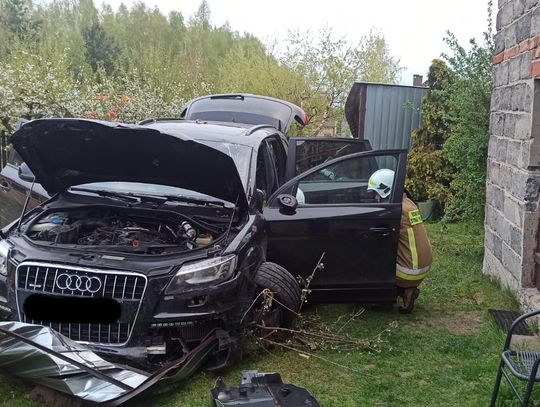 Pościg policji i rozbite audi. O mały włos nie rozjechał grupy dzieci