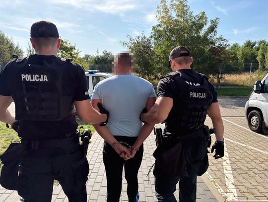 Pościg ulicami Kalisza. Kierowca Audi staranował policyjny radiowóz