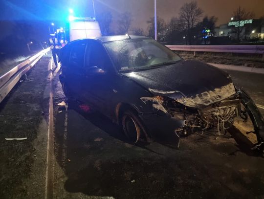 Pościg za 24-latką. Zakończył się uderzeniem w bariery na Szlaku Bursztynowym