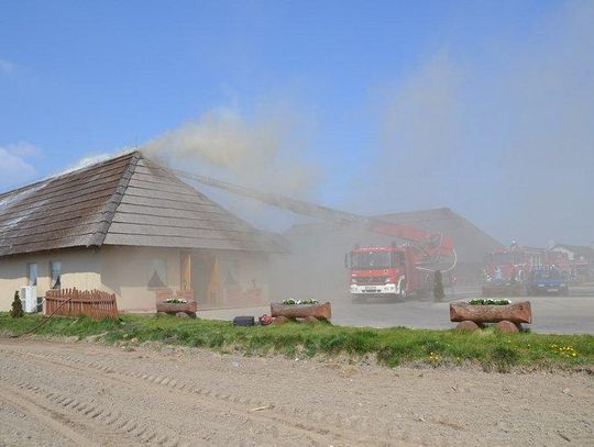 Potężny pożar  "Bursztynowego Dworu" w Niedźwiadach ZDJĘCIA