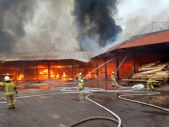 Potężny pożar hali. Na miejscu 26 zastępów straży pożarnej z całego regionu