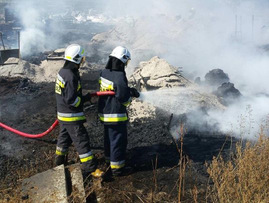 Potężny pożar w Tłokini Wielkiej.  Kłęby dymu widoczne są nad Kaliszem