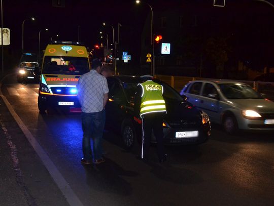 Potrącenie na pasach. Nietrzeźwa piesza weszła na czerwonym świetle ZDJĘCIA