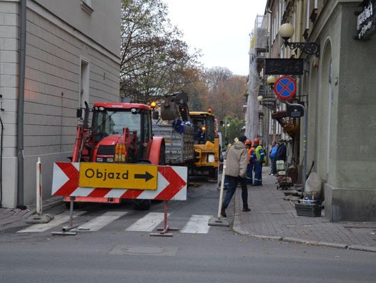 Poważna awaria wodociągu w ścisłym centrum Kalisza ZDJĘCIA