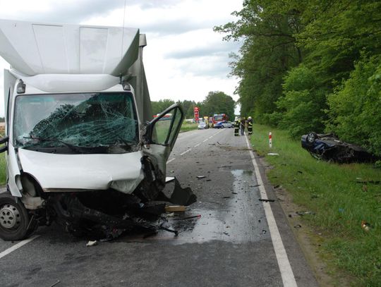 Poważny wypadek na trasie Ostrów - Krotoszyn. Dwie osoby w szpitalu ZDJĘCIA