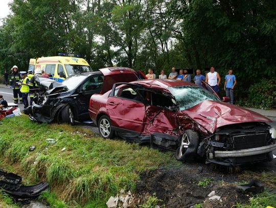 Poważny wypadek w Pawłówku. Trzy osoby ranne ZDJĘCIA