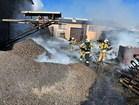 POWIAT: Płonie hala jednego z zakładów pracy. Trwa walka z ogniem